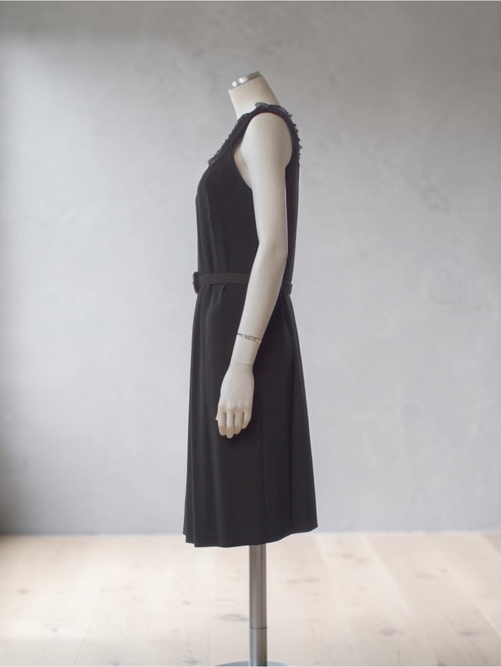 Fendi Black Sleeveless Pleated Midi Dress with Belt - Picture 5 of 6